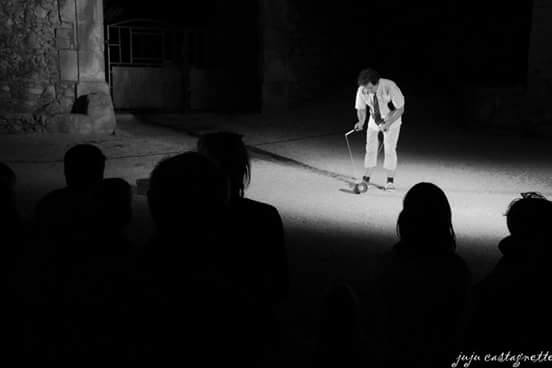 spectacle de rue de Rhône alpesspectacle de rue, comédie saltimbanque & diabolos